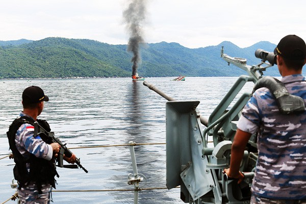 Lính Indonesia được lệnh đánh chìm tàu cá láng giềng sau khi bị nước này bắt giữ vì bị cho là đánh bắt trái phép trong vùng biển Indonesia. Ảnh: The Jakarta Post.
