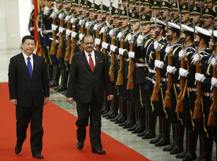 Chủ tịch Trung Quốc Tập Cận Bình tiếp Tổng thống Pakistan Mamnoon Hunssain. Ảnh: The Economist.