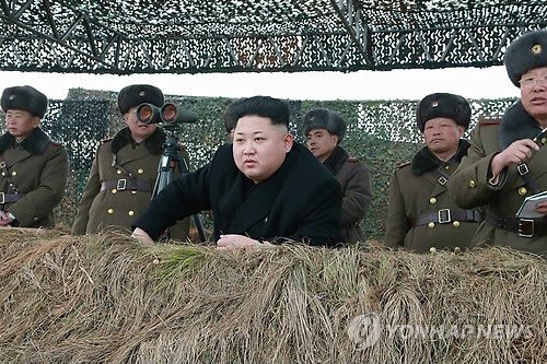 Nhà lãnh đạo Triều Tiên Kim Jong-un chỉ đạo cuộc tập trận, ảnh được đăng trên Rodong Sinmun ngày hôm qua 27/1.