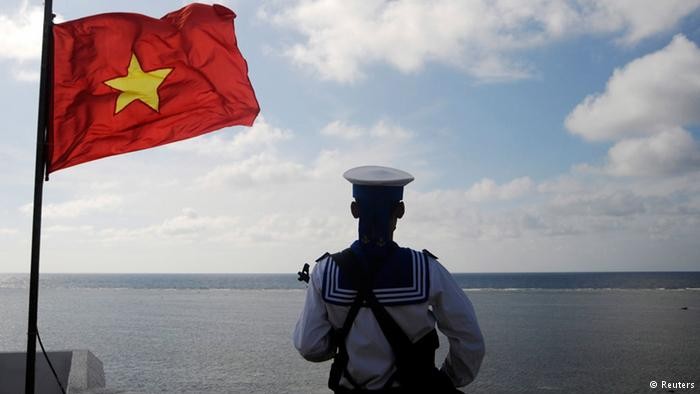 Chiến sĩ Hải quân Nhân dân Việt Nam chắc tay súng bảo vệ vững chắc độc lập chủ quyền, toàn vẹn lãnh thổ thiêng liêng của Tổ quốc.