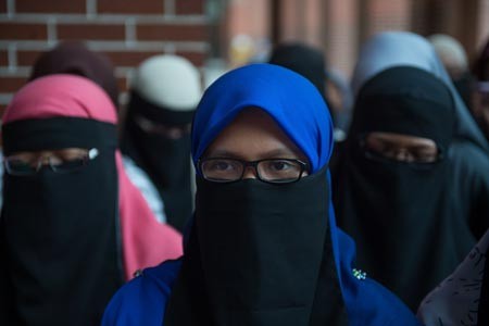 Các nữ sinh Hồi giáo Malaysia tập trung biểu tình trước Bộ Nội vụ, ảnh: SCMP.