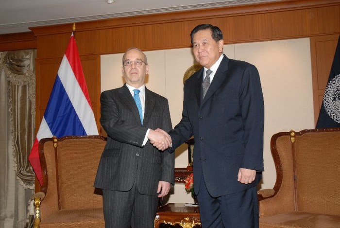 Trợ lý Ngoại trưởng Mỹ Daniel Russel và Thủ tướng Thái Lan Prayut Chan-o-cha.