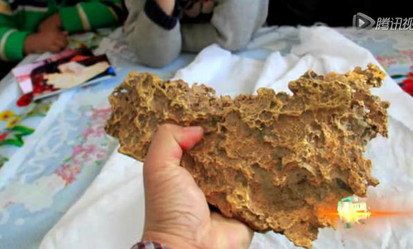 Cục vàng tự nhiên nặng gần 8 kg được một người dân Tân Cương tìm thấy.