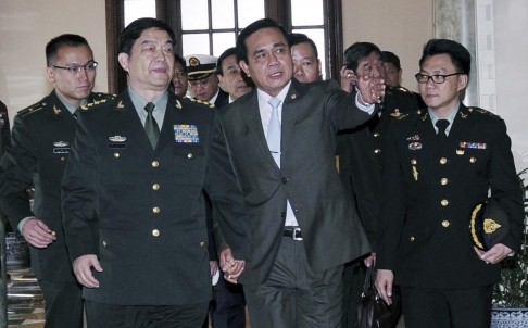 Thủ tướng Thái Lan Prayut Chan-o-cha nắm tay ông Thường Vạn Toàn trong chuyến thăm Bangkok của Bộ trưởng Quốc phòng Trung Quốc.