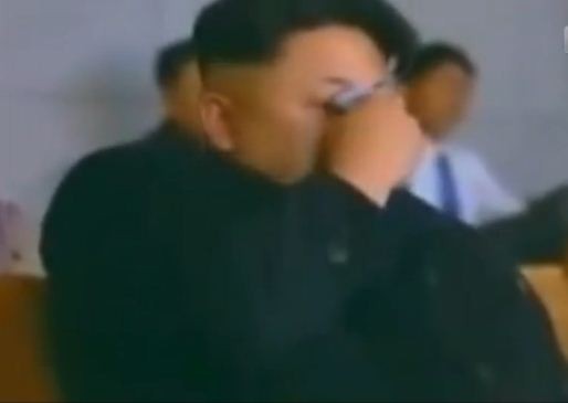 Ông Kim Jong-un lau nước mắt, ảnh cắt từ video.