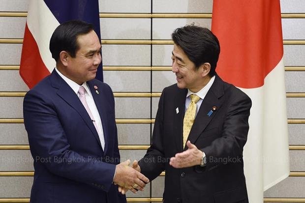 Thủ tướng Nhật Bản Shinzo Abe tiếp người đồng cấp Thái Lan Prayut Chan-o-cha.