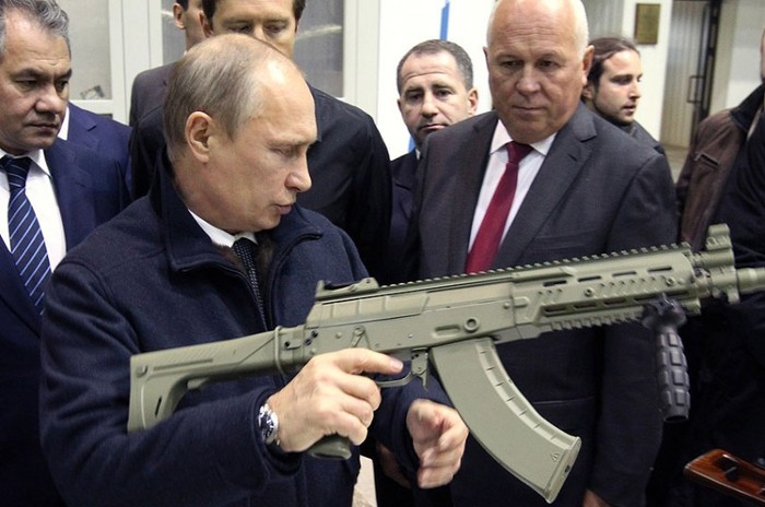 Tổng thống Nga và khẩu súng trường Kalashnikov, biểu tượng của vũ khí Nga.