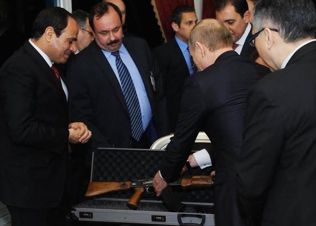 Ông Putin tặng Tổng thống Ai Cập khẩu Kalashnikov.