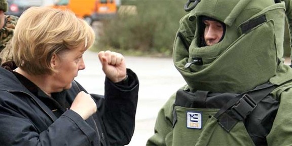 Thủ tướng Đức Angela Merkel và một binh sĩ quân đội Đức.