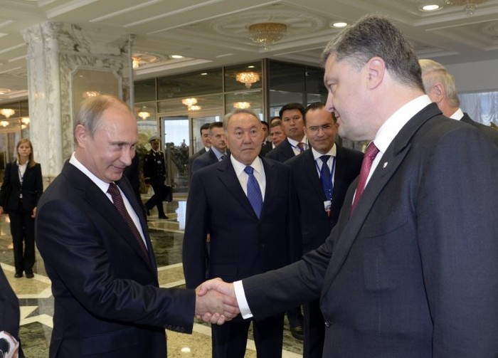 Tổng thống Nga Vladimir Putin bắt tay người đồng cấp Ukraine Petro Poroshenko tại Minsk, thủ đô Belarus.