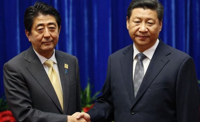 Thủ tướng Nhật Bản Shinzo Abe gặp ông Tập Cận Bình, Chủ tịch Trung Quốc bên lề hội nghị thượng đỉnh APEC tại Bắc Kinh tháng 11/2014.