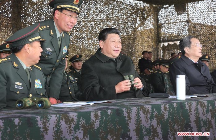 Ông Tập Cận Bình, Du Chính Thanh và các tướng hàng đầu Trung Quốc quan sát một cuộc tập trận.