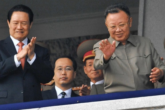 Ông Chu Vĩnh Khang và lãnh đạo Triều Tiên Kim Jong-il trong lễ duyệt binh năm 2010.