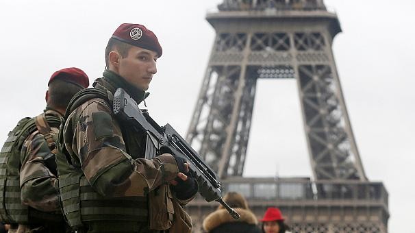 Lực lượng an ninh Pháp tuần tra quanh tháp Eiffel, ảnh: euronews.
