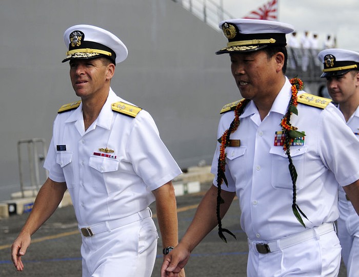Tư lệnh Hải quân Nhật Bản Tomohisa Takei (phải) tiễn một tướng hải quân Mỹ.