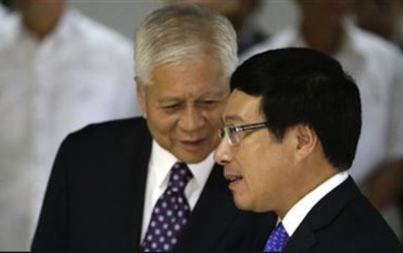 Ngoại trưởng Philippines Albert del Rosario và Phó Thủ tướng kiêm Bộ trưởng Ngoại giao Phạm Bình Minh.