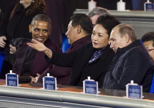 Trong khi ông Tập Cận Bình đang tiếp chuyện Tổng thống Obama, bà Bành Lệ Viện - Đệ nhất phu nhân Trung Quốc trò chuyện với Tổng thống Nga tại hội nghị APEC năm 2014 ở Bắc Kinh.