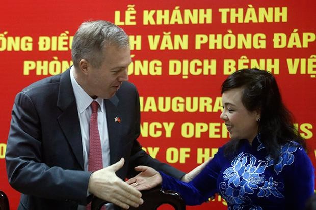 Bộ trưởng Y tế Nguyễn Thị Kim Tiến và Đại sứ Hoa Kỳ tại Việt Nam Ted Osius. Ảnh: Bangkok Post.