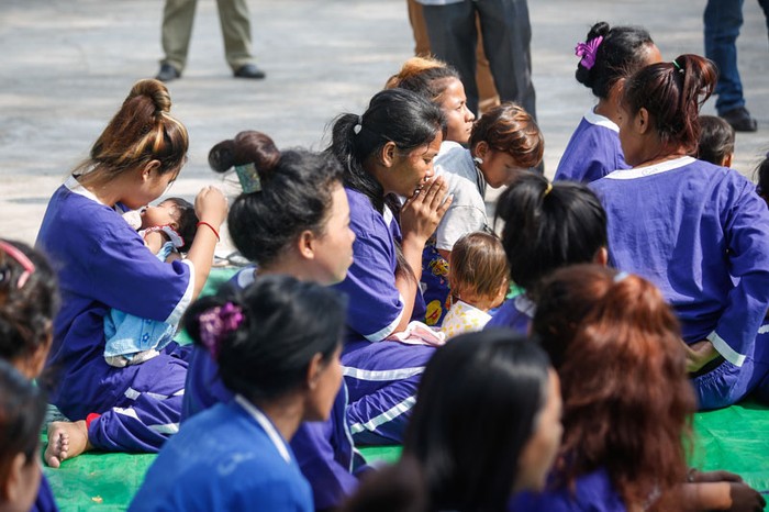 Những nữ tù nhân tại nhà tù Pray Sar trước giờ đặc xá.
