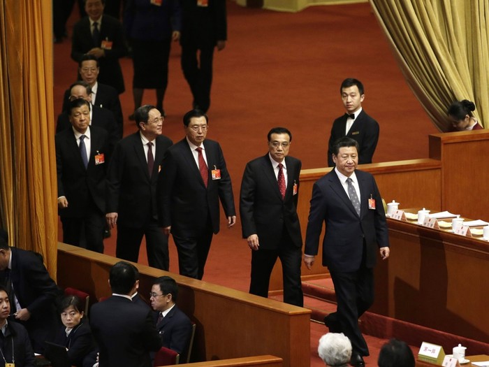 7 nhà lãnh đạo ủy viên Thường vụ Bộ chính trị đảng Cộng sản Trung Quốc bước vào ghế đoàn Chủ tịch phiên họp toàn thể tại hội trường Quốc hội Trung Quốc hôm qua 8/3.