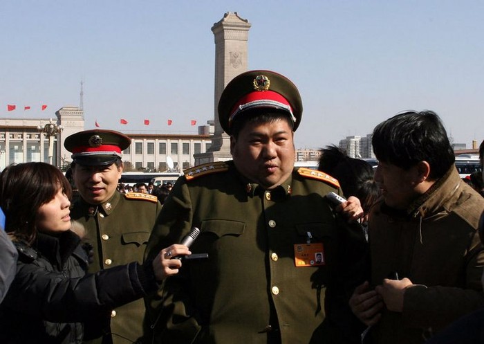 Mao Tân Vũ họp Chính hiệp toàn quốc năm 2008 khi mang hàm Đại tá.