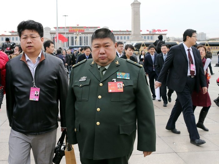 Tướng Mao Tân Vũ đi họp Chính hiệp toàn quốc năm 2014.