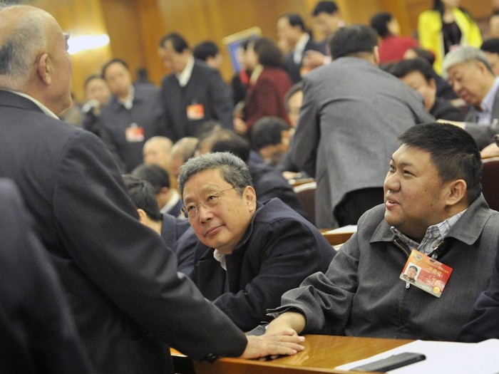 Mao Tân Vũ giao lưu với các đại biểu khác trong kỳ họp Chính hiệp năm nay.