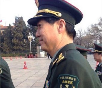 Tướng Tào Thanh xuất hiện trong quân phục với phù hiệu đại quân khu Bắc Kinh trên cánh tay.