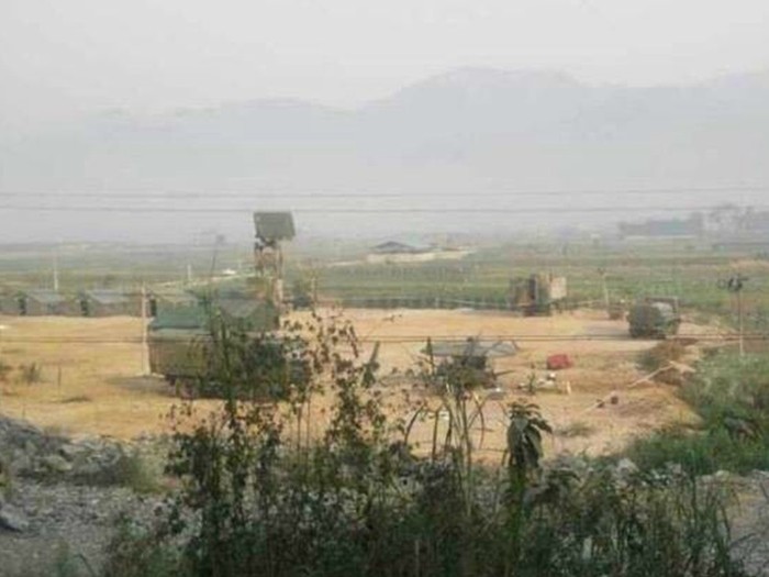 Hệ thống radar, xe quân sự Trung Quốc giáp biên giới với Myanmar trực chiến.