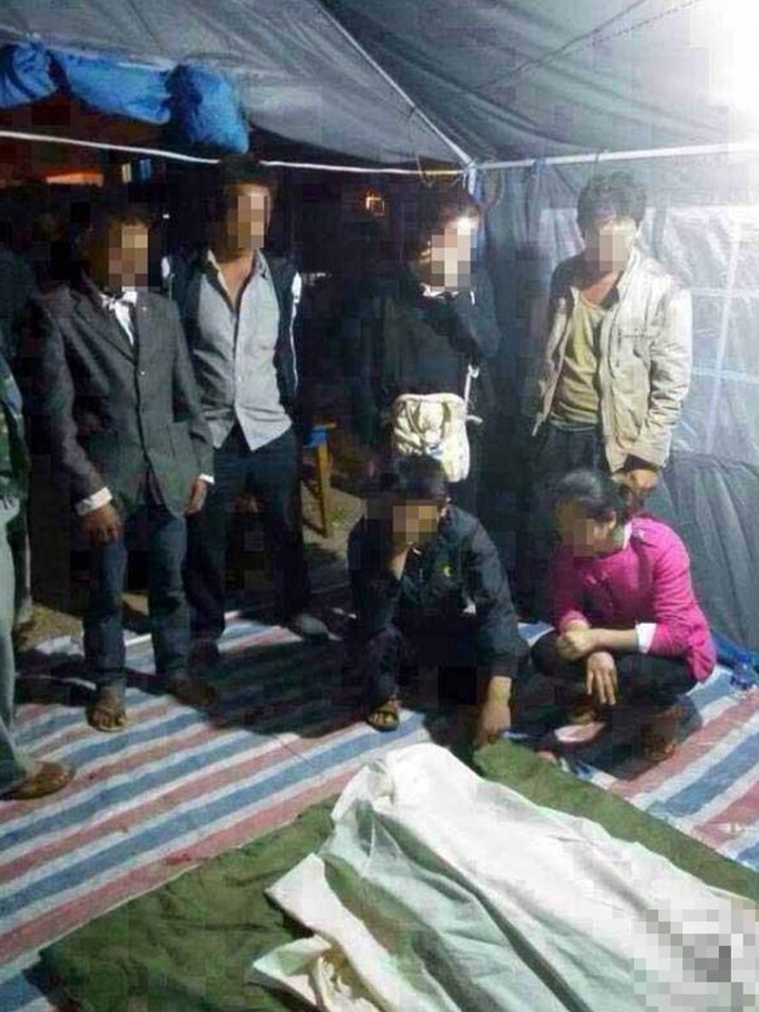 Nạn nhân trong vụ bom lạc ở Vân Nam chiều hôm qua.
