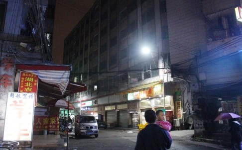 Ngôi làng nhóm người Duy Ngô Nhĩ ẩn náu trước khi tìm đường vượt biên rời Trung Quốc. Cảnh sát địa phương đã tập kích ngôi làng này đêm 5/3. ngày 6/3 xảy ra vụ tấn công bằng dao với người đi đường ở nhà ga Quảng Châu.