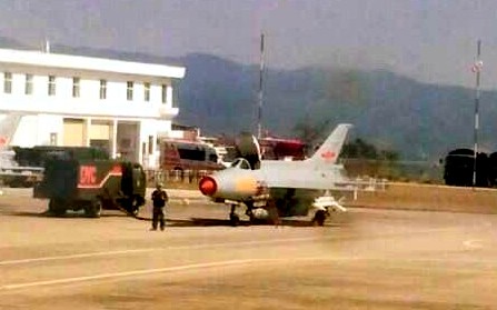 Chiến đấu cơ J-7 Trung Quốc tập trung ở sân bay Lâm Thương sẵn sàng chờ lệnh.