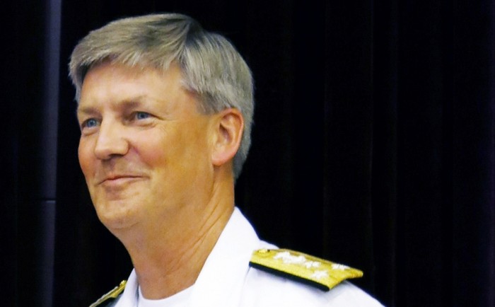 Tư lệnh Hạm đội 7 Hoa Kỳ, Phó Đô đốc Robert Thomas.