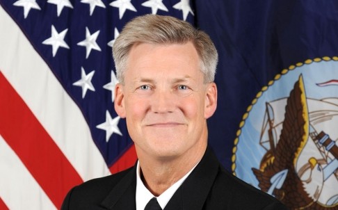 Tư lệnh Hạm đội 7 Hoa Kỳ, Phó Đô đốc Robert Thomas.