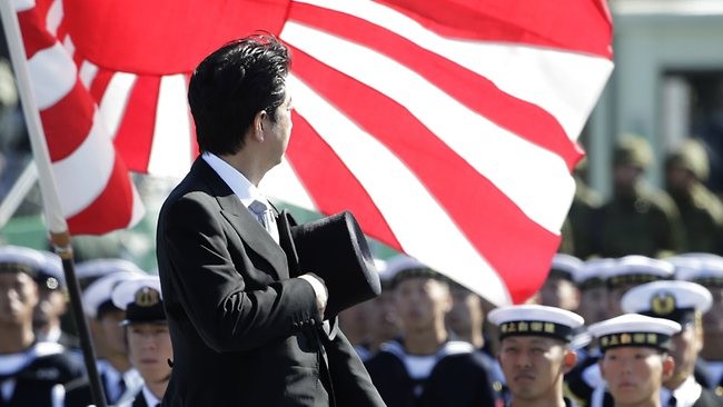Thủ tướng Shinzo Abe thăm một căn cứ quân sự Nhật Bản, ảnh: AP.