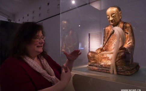Bức tượng cổ được cho là có 1000 năm tuổi mang xác ướp thiền sư Trung Quốc tại bảo tàng Hungary.