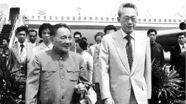 Ông Lý Quang Diệu tiếp Đặng Tiểu Bình sang thăm Singapore. Ảnh: BBC tiếng Trung Quốc/Tân Hoa Xã.