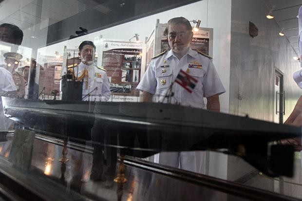 Chỉ huy hải quân Thái Lan xem mô hình tàu ngầm tại căn cứ ở Chon Buri tháng 7 năm ngoái. Ảnh: Bangkok Post.