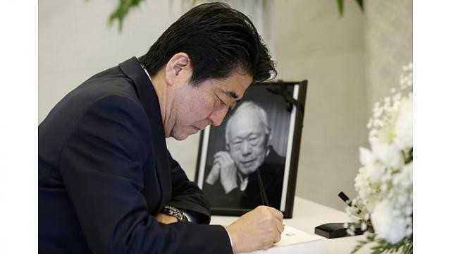 Thủ tướng Nhật Bản Shinzo Abe đến viếng ông Lý Quang Diệu tại đại sứ quán Singapore ở Tokyo ngay hôm 24/3. Ảnh: The Straits Times.