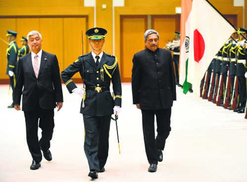 Bộ trưởng Quốc phòng Ấn Độ (phải) thăm Nhật Bản. Ảnh: The Tribune.