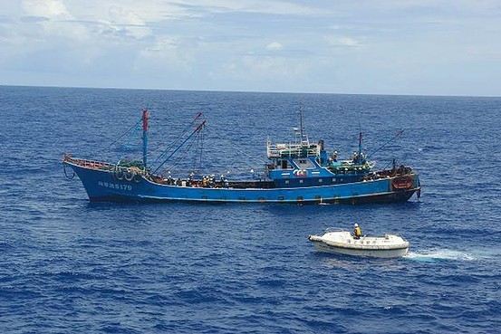 Một tàu cá Trung Quốc bị cảnh sát biển Nhật Bản ngăn cản xâm nhập vùng biển Senkaku năm 2010. Ảnh: WSJ.