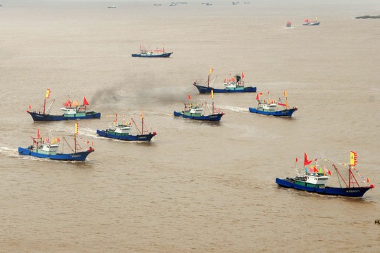 Tàu cá Trung Quốc chuẩn bị kéo ra vùng biển Senkaku ở Hoa Đông. Ảnh: WSJ.