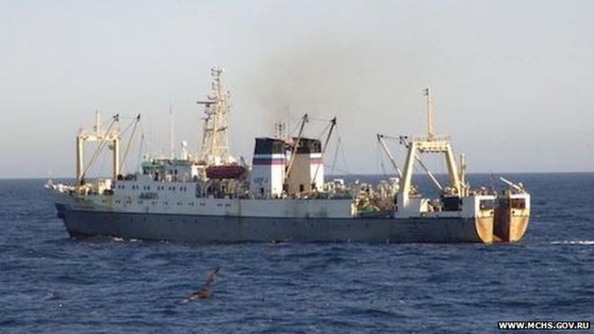 Tàu cá Nga bị chìm nghỉm chỉ sau 15 phút, ảnh BBC News.