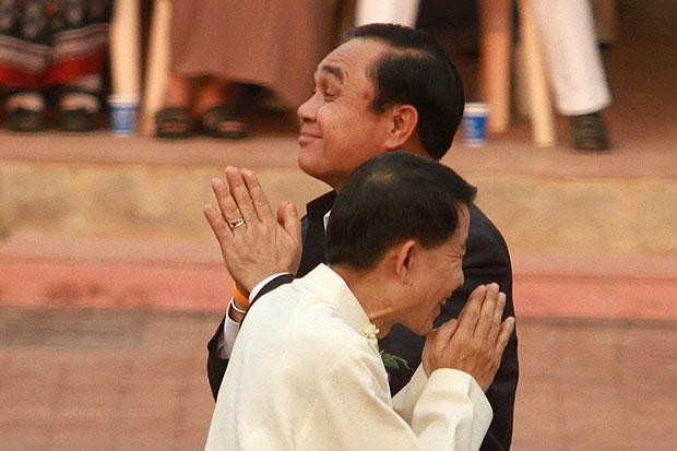 Thủ tướng Thái Lan Prayut Chan-o-cha và thày bói Warin. Ảnh: Bangkok Post.