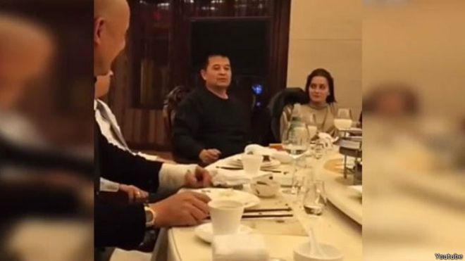 Ông Tất Phúc Kiếm &quot;chém gió&quot; trong bữa rượu, người ngồi bên cạnh mặc áo trắng là Thiếu tướng Lưu Đại Vi. Ảnh: BBC tiếng Trung Quốc.