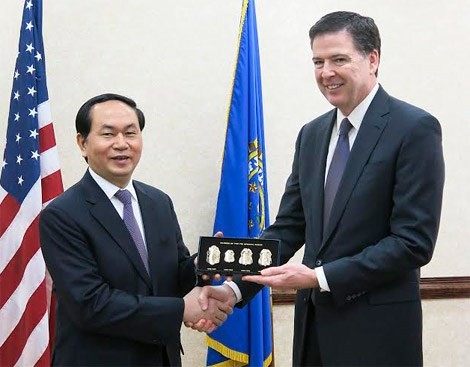 Bộ trưởng Công an Trần Đại Quang và Giám đốc FBI James Comey tại Washington, ảnh: Thanh nien News.