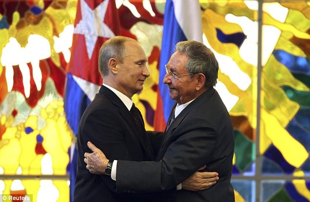 Tổng thống Nga Vladimir Putin và Chủ tịch Cu Ba Raul Castro. Ảnh: Daily Mail.