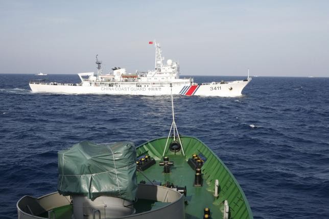Tàu hải cảnh Trung Quốc liều lĩnh &quot;cắt mũi&quot; tàu tuần tra Cảnh sát biển Việt Nam ngay trong vùng đặc quyền kinh tế, thềm lục địa Việt Nam trong vụ Bắc Kinh hạ đặt bất hợp pháp giàn khoan 981 năm ngoái. Ảnh: Reuters.