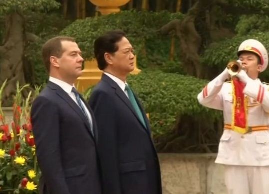 Thủ tướng Nga Dmitry Medvedev và Thủ tướng Nguyễn Tấn Dũng tại Hà Nội. Ảnh: Yahoo News.