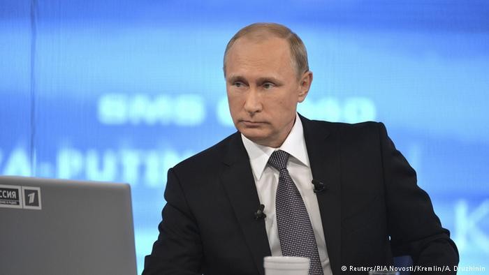Tổng thống Nga Vladimir Putin trả lời trong cuộc họp báo trực tuyến ngày hôm qua. Ảnh Reuters/Ria Novosti.
